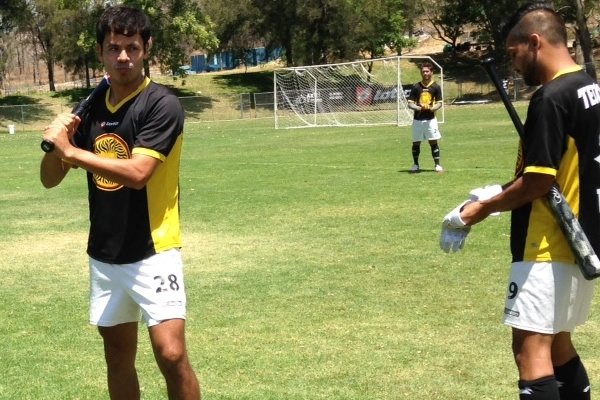 Leones Negros se divierten jugando beisbol