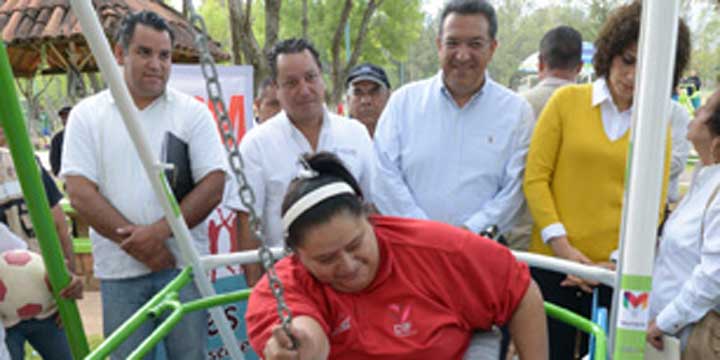 Entrega Wilfrido Lázaro Medina columpios para discapacitados
