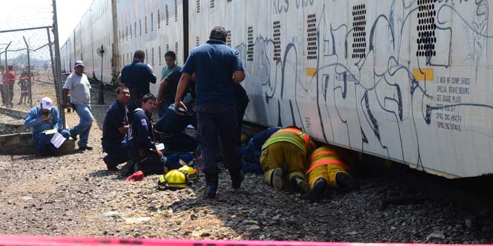 Mientras recibía atención médica, fallece hombre arrollado por el tren