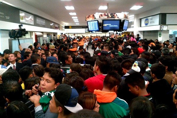 El Aeropuerto se colmó de gente por el Tri