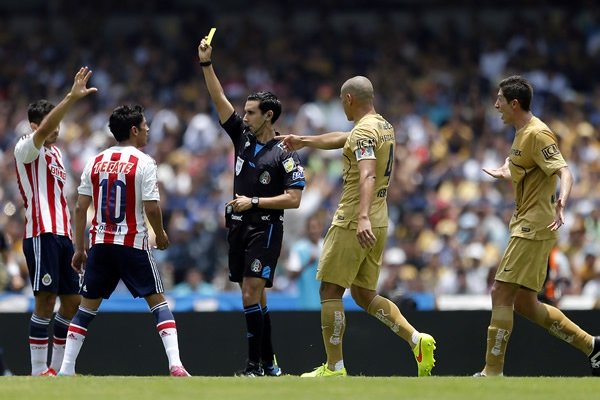Tengo que jugar contra el árbitro: Ángel Reyna