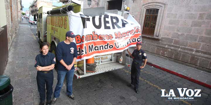 Bomberos de Morelia bloquean primer cuadro de la ciudad