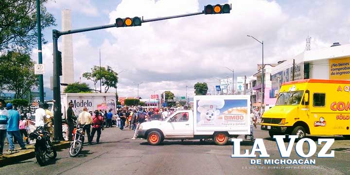 Normalistas bloquean vialidades con vehículos secuestrados