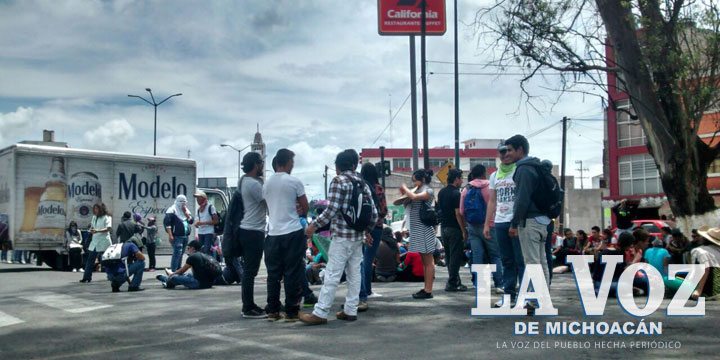 Normalistas refuerzan bloqueo en el obelisco; suman 9 vehículos retenidos