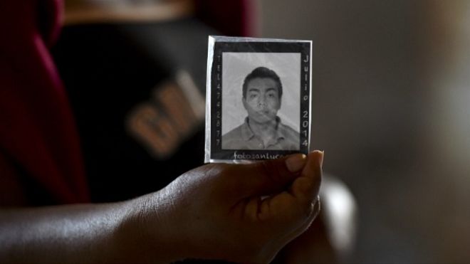 Peña Nieto promete soluciones a padres de los estudiantes desaparecidos en Iguala