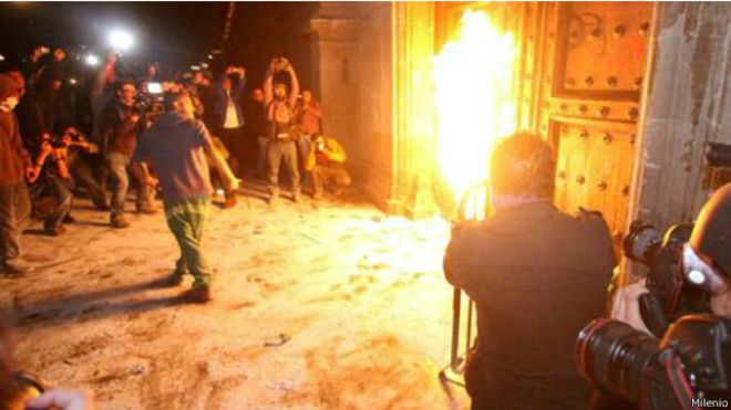 México: manifestantes incendian puerta del Palacio Nacional